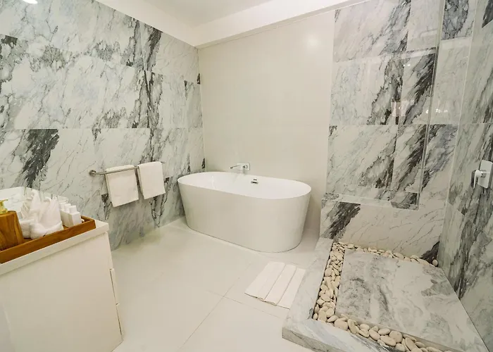 Spacious 3 Bedroom With Private Pool And Billiards *